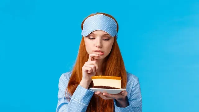 3 Masalah Kesehatan yang Bisa Timbul Akibat Kebiasaan Makan Sebelum Tidur