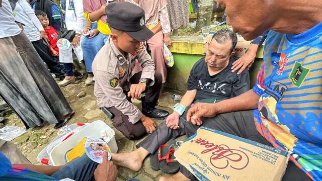 Aksi Sigap Polisi Rokan Hulu Evakuasi Warga Pingsan Saat Mendengarkan Orasi Bakal Calon Bu...