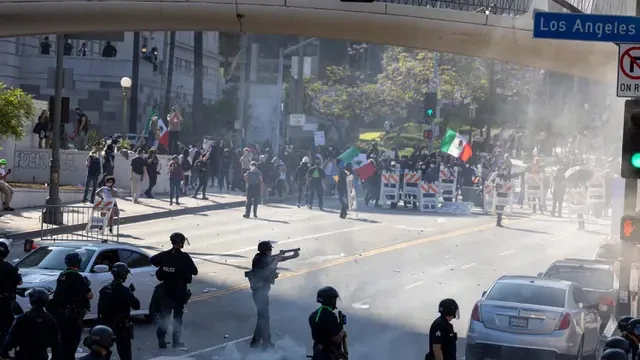 Top 3 Berita Hari Ini: Demo Pecah di Bandara Los Angeles, Protes Larangan Perjalanan Presi...