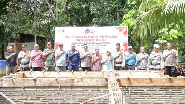 Bahagianya Kakek Arman Dapatkan Program Bedah Rumah Presisi Polres Indragiri Hulu