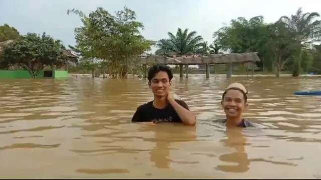 Banjir Rendam Pondok Pesantren di Kabupaten Kampar, Puluhan Santri Dievakuasi