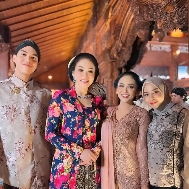 Model Blouse Motif Bunga ala Aurelie Hermansyah, Gaya Kasual yang Elegan Cocok untuk Usia ...