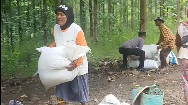 Cerita Polisi Kawal Logistik Pemilu ke Pelosok Pemalang, Sempat Bantu Angkut Hasil Panen P...