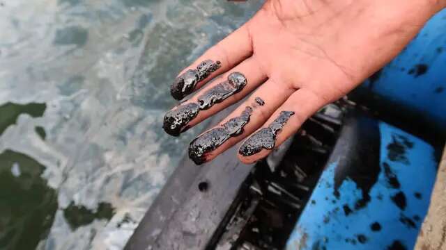 Cairan Hitam Pekat Diduga Tumpahan Oli Cemari Kawasan Wisata Pantai Bangsring Banyuwangi