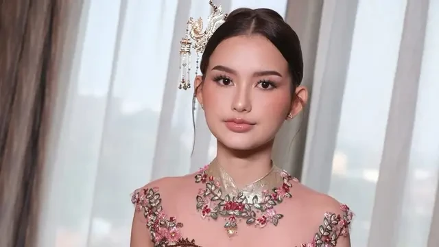 6 Pesona Sarah Menzel di Acara Sangjit Sang Kakak, Anggun Berbalut Kebaya Emas