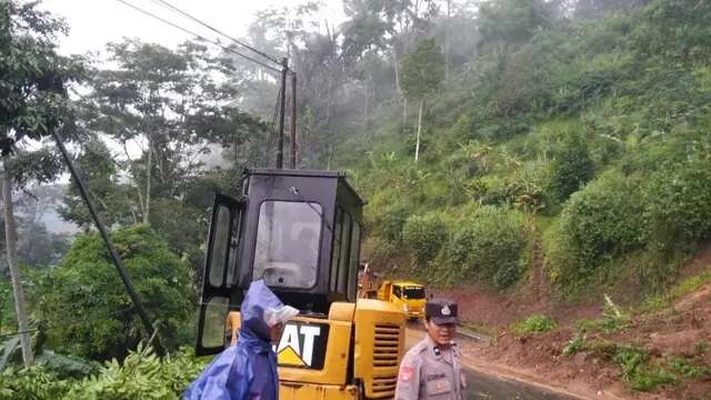 Longsor Tutup Sebagian Jalan Caringin-Bungbulang Garut, Bagaimana Akses Jalur Selatan Garu...