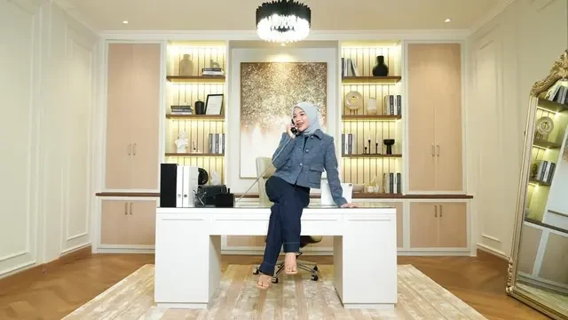 7 Potret Ruang Kerja Baru Aurel Hermansyah, Interior Memukau dan Elegan