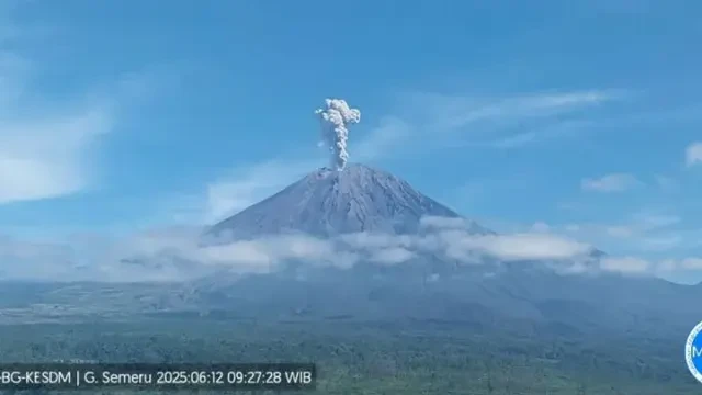 Gunung Semeru Erupsi Empat Kali, Tinggi Letusan Capai 1 Kilometer