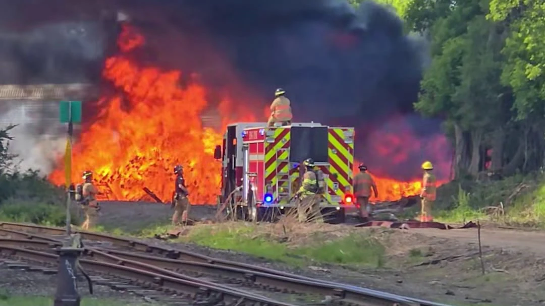 Firefighters urge Londoners in OEV to close windows as fire blazes near rail tracks