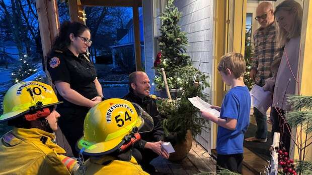 Santa’s little helpers deliver Christmas letters during Canada Post strike