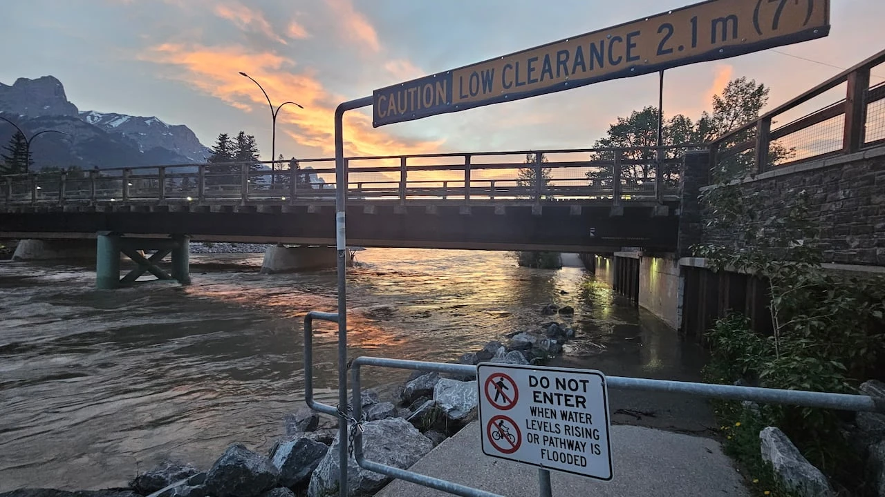 Banff, Calgary urge caution along Bow River as water levels rise