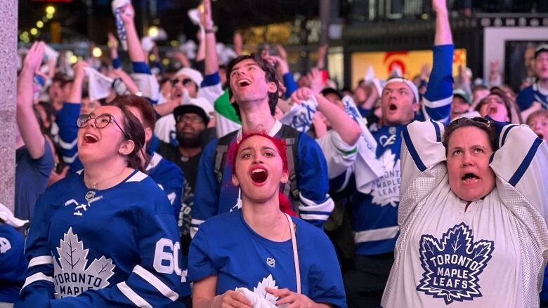 Toronto bars, restaurants enjoyed sales bump during round 1 of NHL playoffs: data