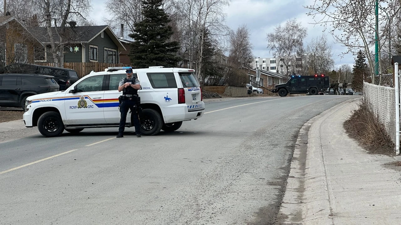 Yellowknife RCMP ask public to avoid 57th Street due to 'planned' operation