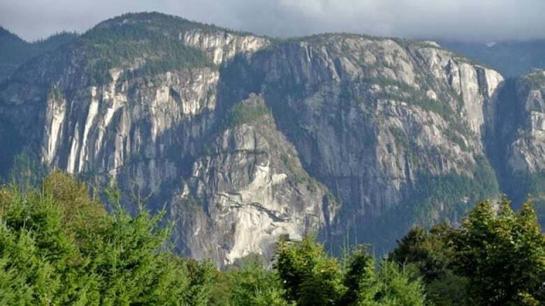 First responders rescue 2 injured climbers in Squamish, B.C.