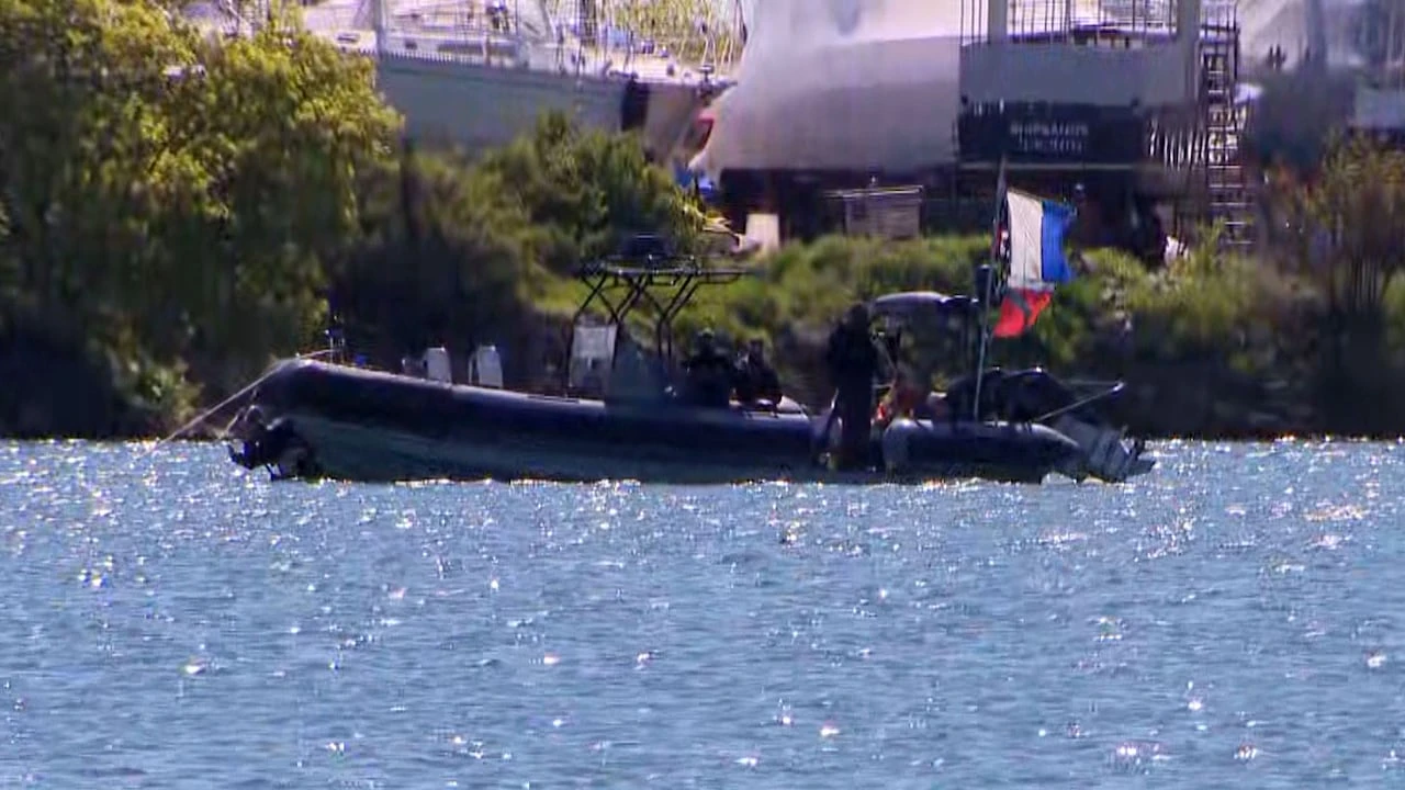 1 rescued, 1 presumed dead after inflatable boat sinks near Cherry Beach