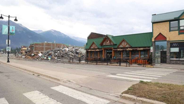 Jasper, Alta., re-entry details to be announced Monday, mayor says