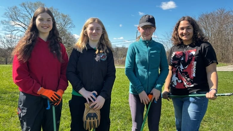 Londoners roll up their sleeves to clean up Westminster Ponds on Earth Day