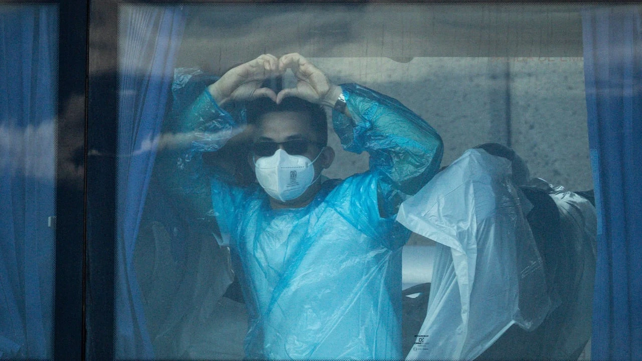 Passengers disembark hantavirus-hit cruise ship, under isolation