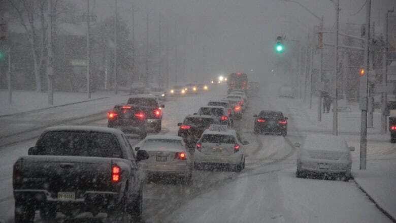 Environment Canada issues weather advisory as snow blankets Windsor-Essex