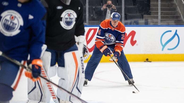 Oilers fan Mark Carney practices with team before Thursday's home game against Jets