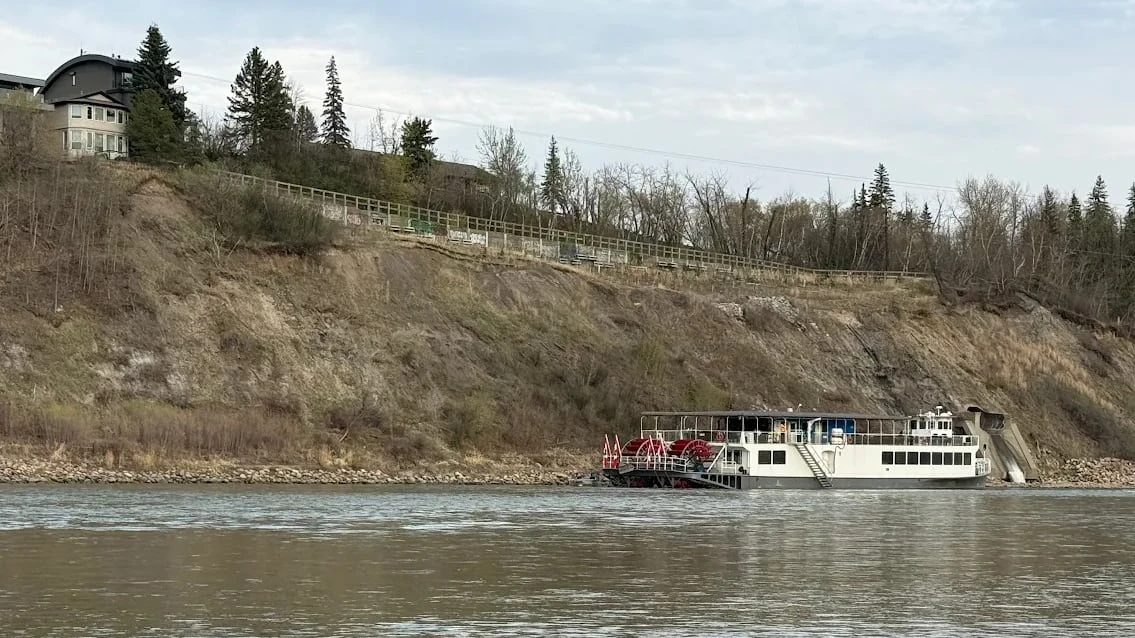 Edmonton Riverboat gets stuck during Mother's Day cruise