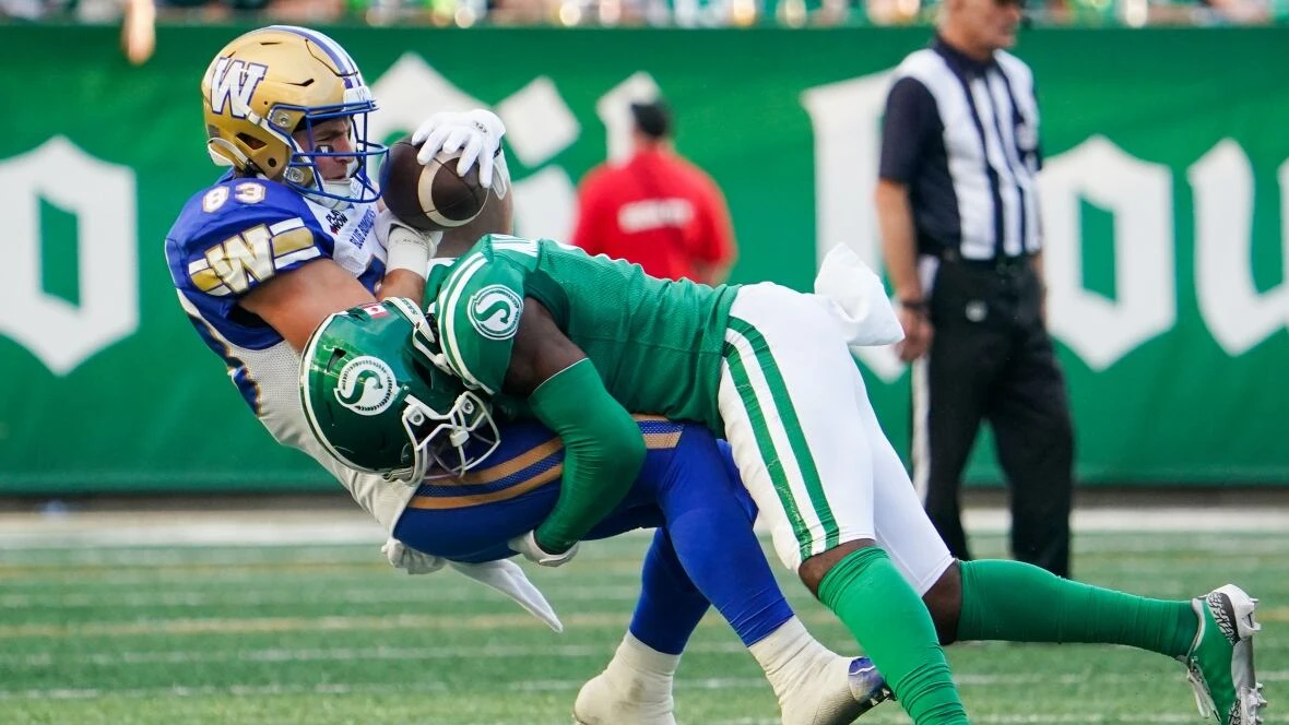 Saskatchewan Roughriders edge out win over Winnipeg Blue Bombers after dramatic 4th quarter finish
