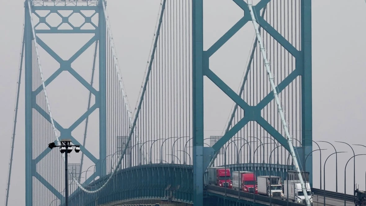 As Ottawa calls for CBSA report on IT outage, trucking group says timing of issue 'couldn't be worse'