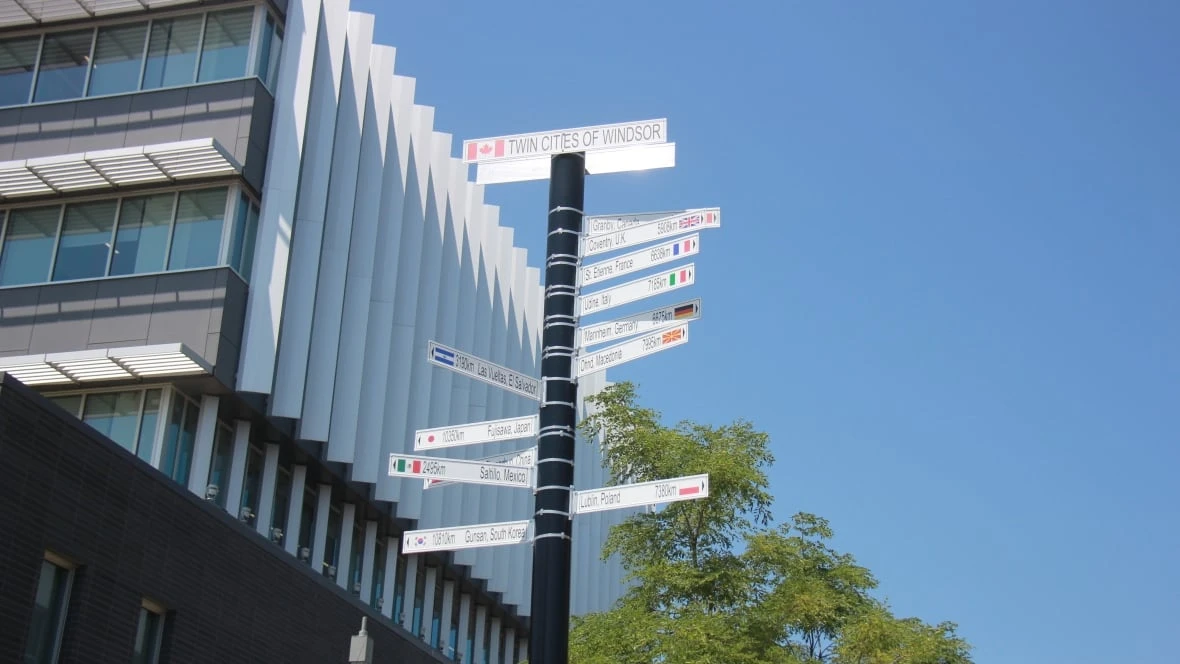 What do people living in 4 places in Canada named Windsor call themselves?