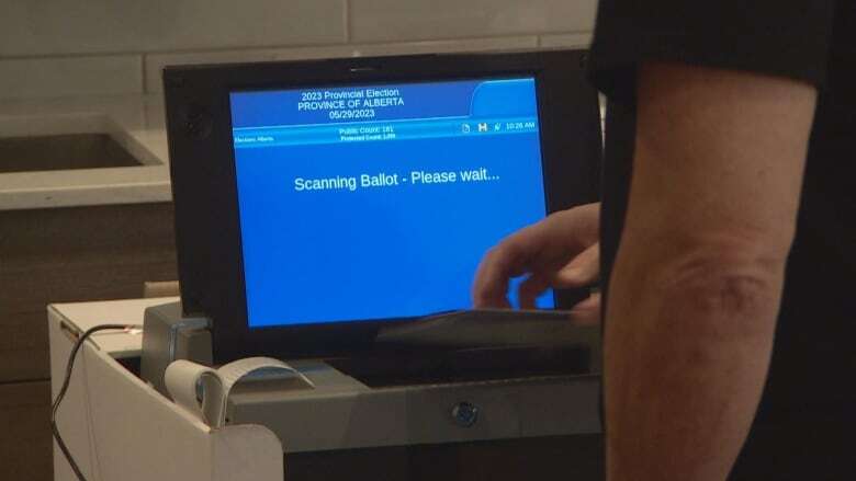 The Alberta government banned electronic vote tabulators. Municipalities want it to reconsider