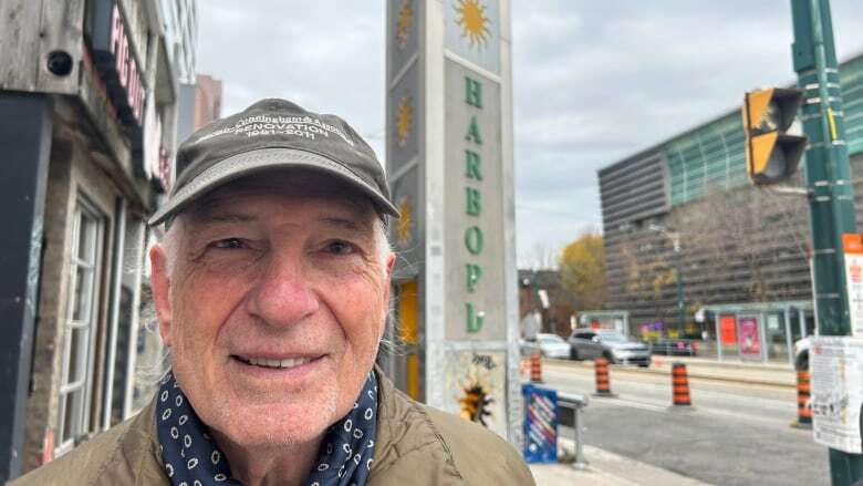 Decrepit Harbord Village signpost makes neighbourhood look 'slummy,' but no one can agree on who should fix it