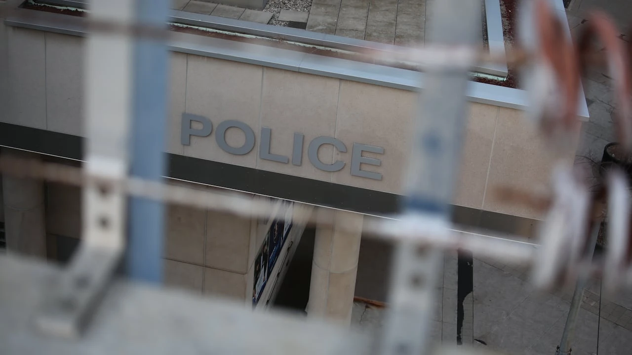 Windsor cop recently disciplined for sexual phone calls will remain suspended due to unrelated court case
