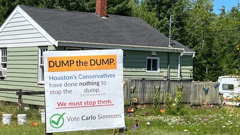 Judge rules N.S. chief electoral officer was wrong to order removal of byelection signs