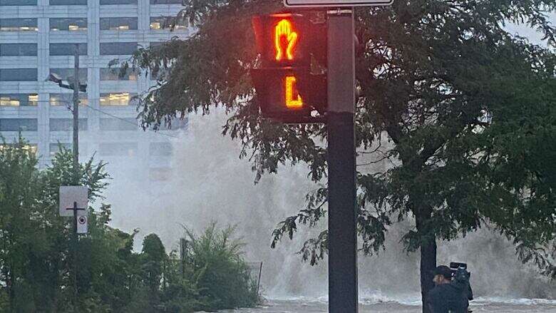 Major water main break near Jacques-Cartier bridge floods streets