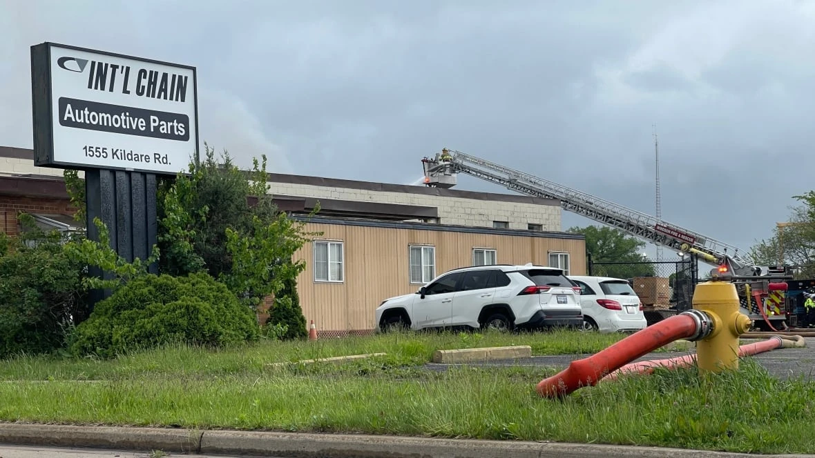 Windsor firefighters, police responding to Kildare Road blaze