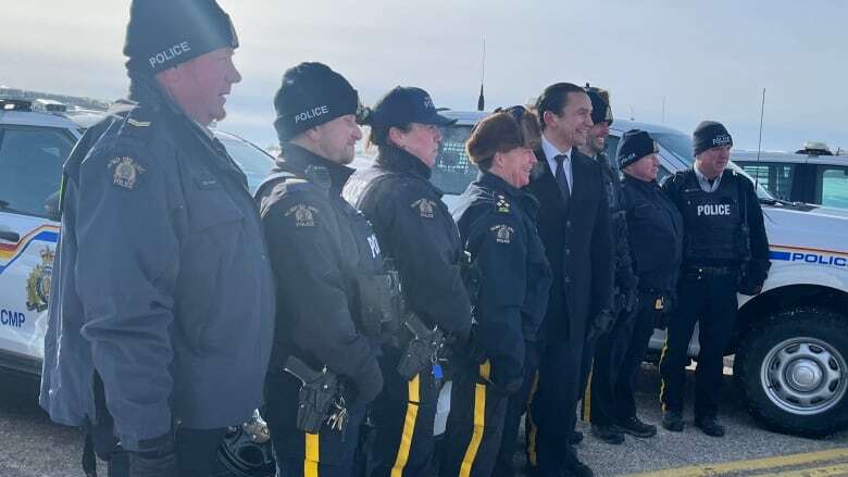 Federal, provincial politicians stress importance of Canada-U.S. trade, security at border pit stop