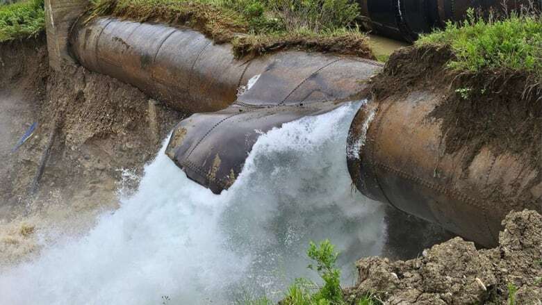 Milk River to be a 'dry town' as repairing burst water pipeline to last into next year