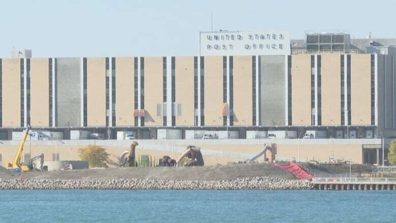 Man rescued from Detroit River trying to swim to Windsor