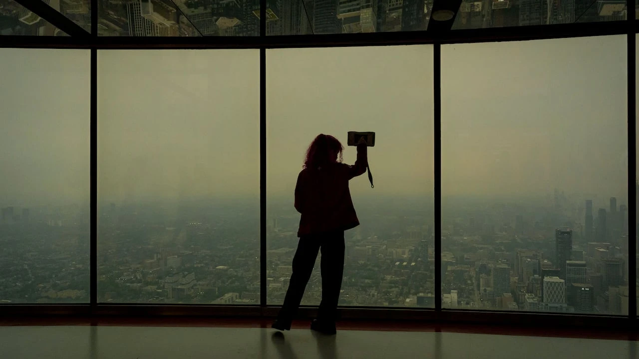 Smoke-filled skies, poor air quality warning remain across GTA