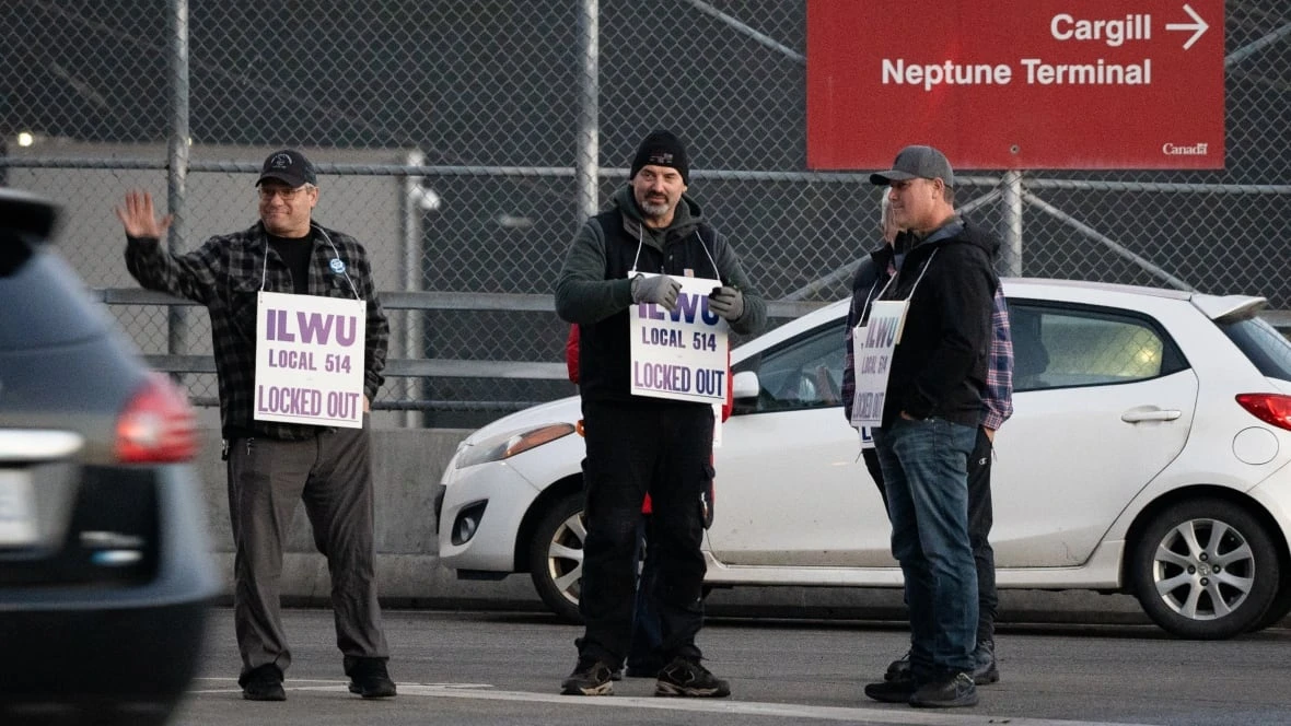 B.C. port foremen's union and employers ratify 4-year deal
