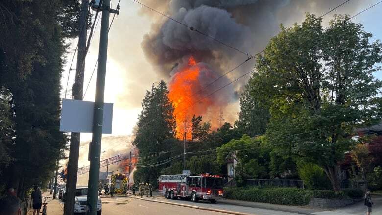 Huge Vancouver blaze that likely caused crane collapse is now contained: fire service