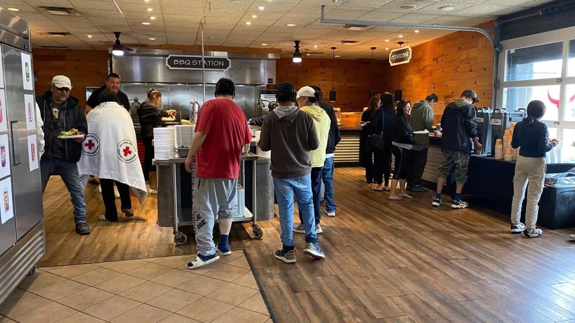 Pimicikamak Cree Nation wildfire evacuees to sleep in warm beds at Ontario hotel Sunday