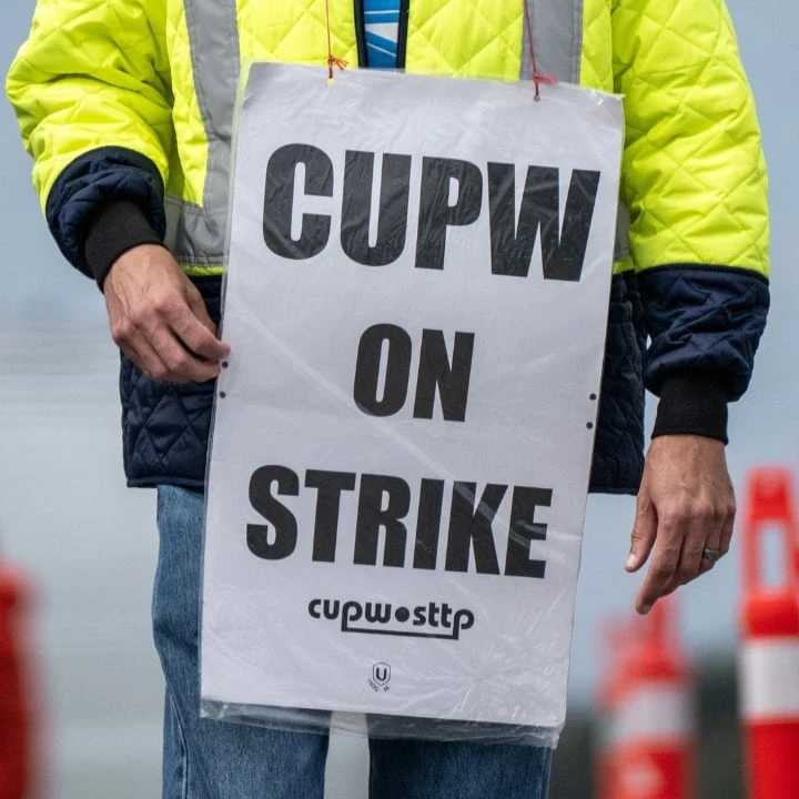 Canada Post reassessing latest offer to workers due to Ottawa's announced reforms