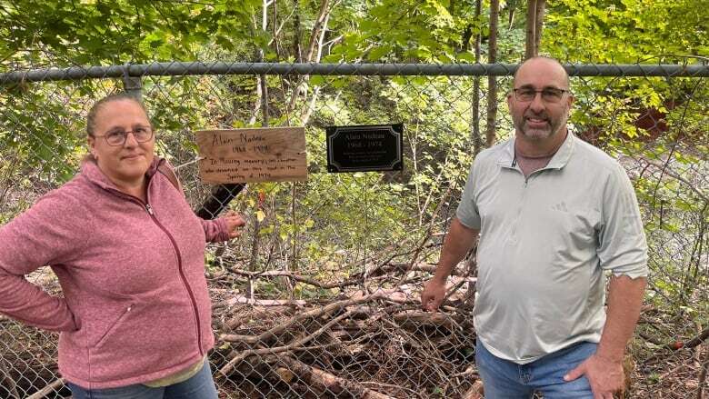 50 years after brother drowned, Montreal family seeks stranger who put up memorial plaque