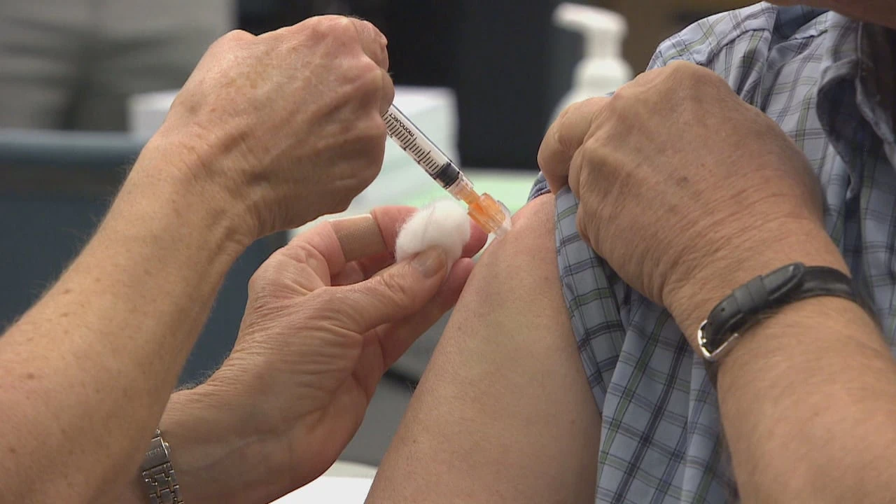 Alberta urged to follow federal guidance as it develops fall COVID-19 vaccine plan