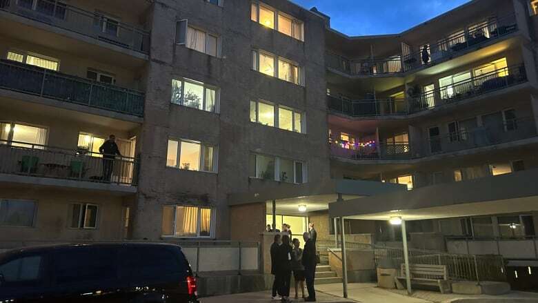 City of Winnipeg orders evacuation of Portage Avenue apartment block after structural issues found