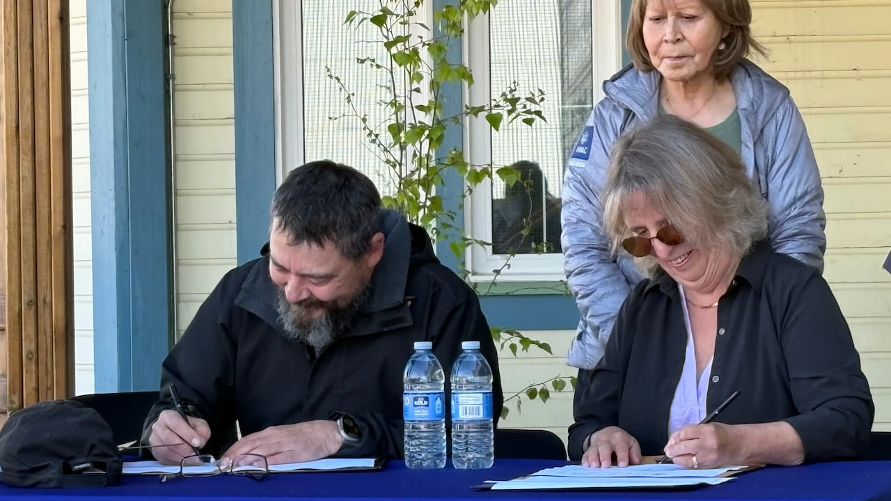Trʼondëk Hwëchʼin, Yukon University sign agreement to co-design curriculum in Dawson City