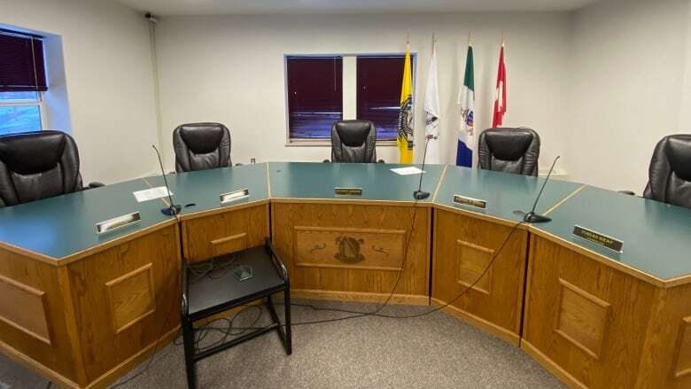 Yukon looks to avoid municipal byelection in Dawson City, where councillors refuse to swear oath to King