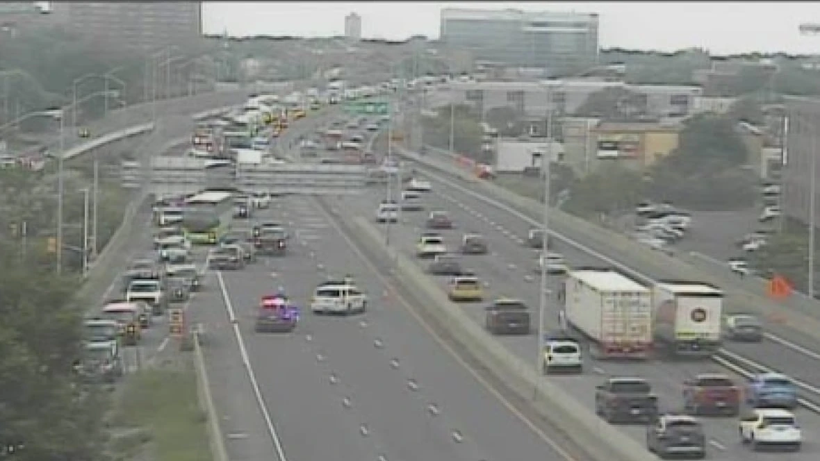 Serious crash shuts stretch of Highway 417 during rush hour