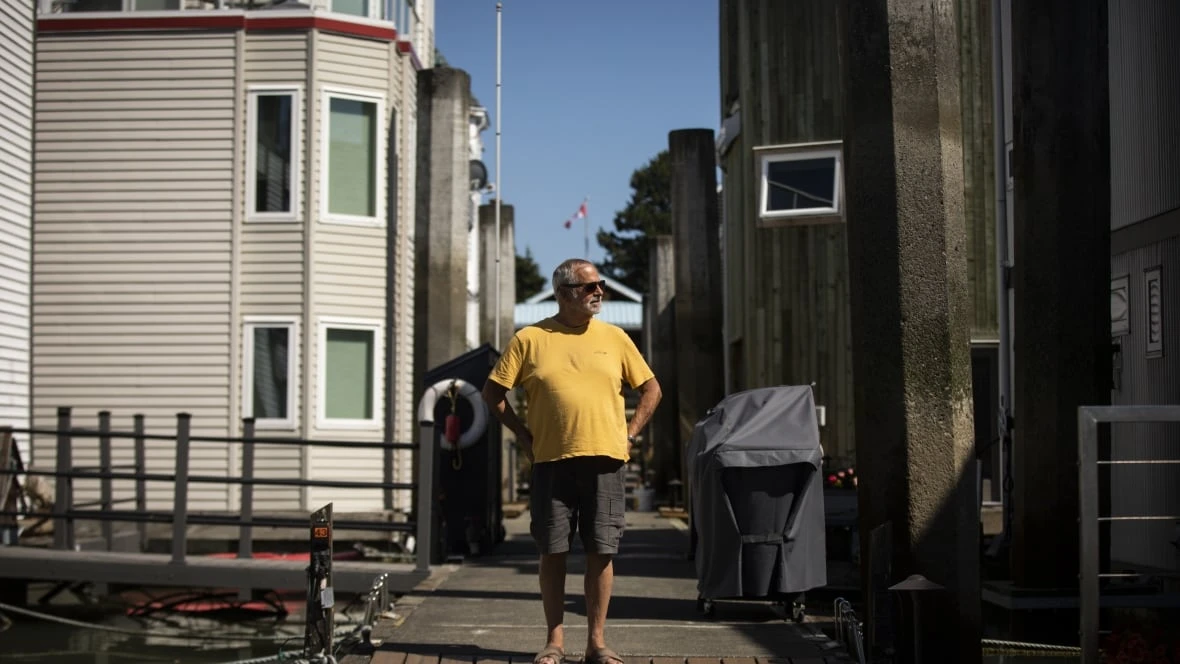 Floating home community in Delta, B.C., worries silt buildup in Fraser River putting it at risk