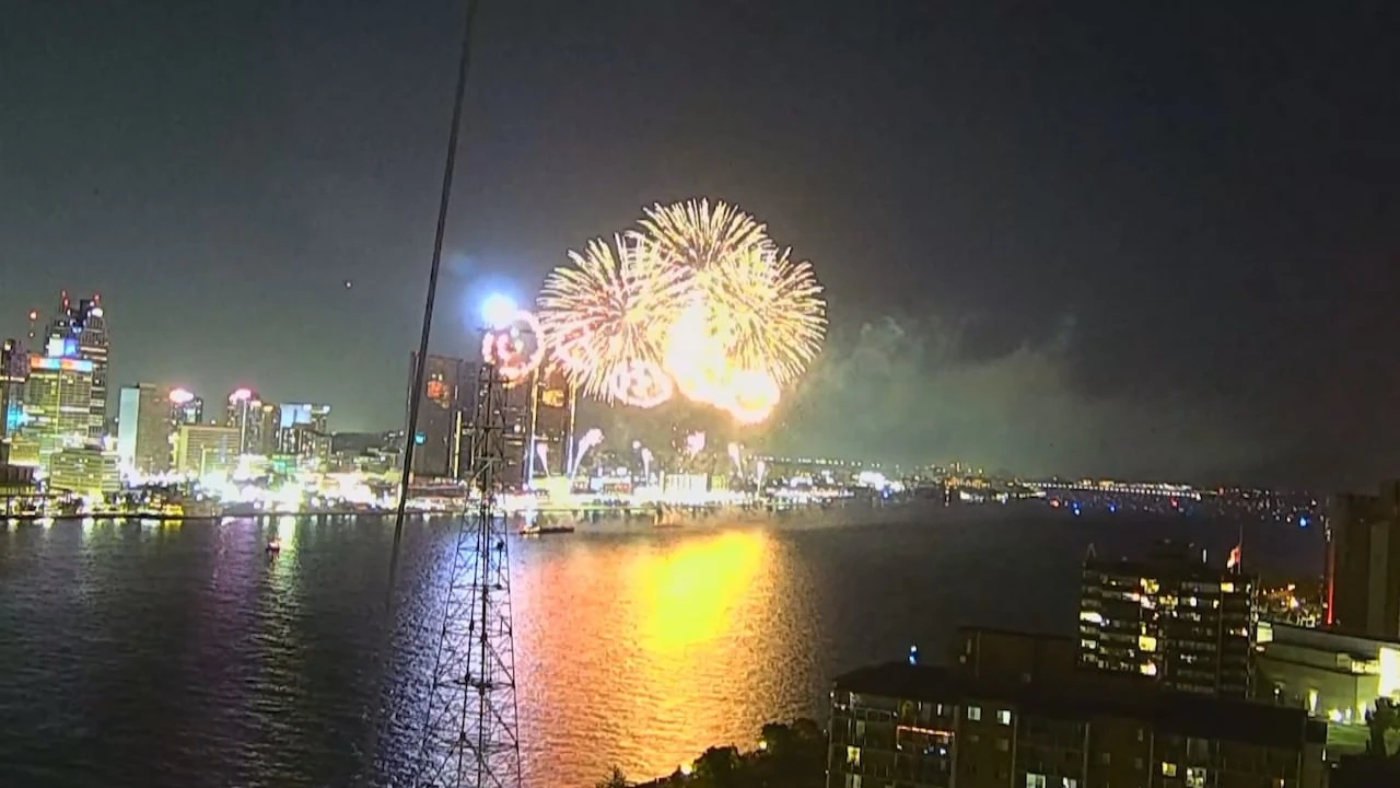 Sped-up: The 2025 Detroit fireworks in 1-minute, from Windsor bird's-eye view